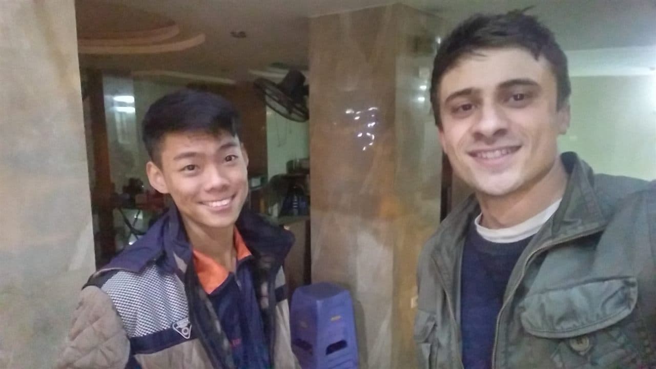 Carter năm 2017 cùng bác bảo vệ ở tòa nhà anh sống tại Việt Nam
